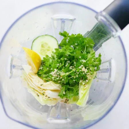 smoothie med kål, agurk, citron og persille