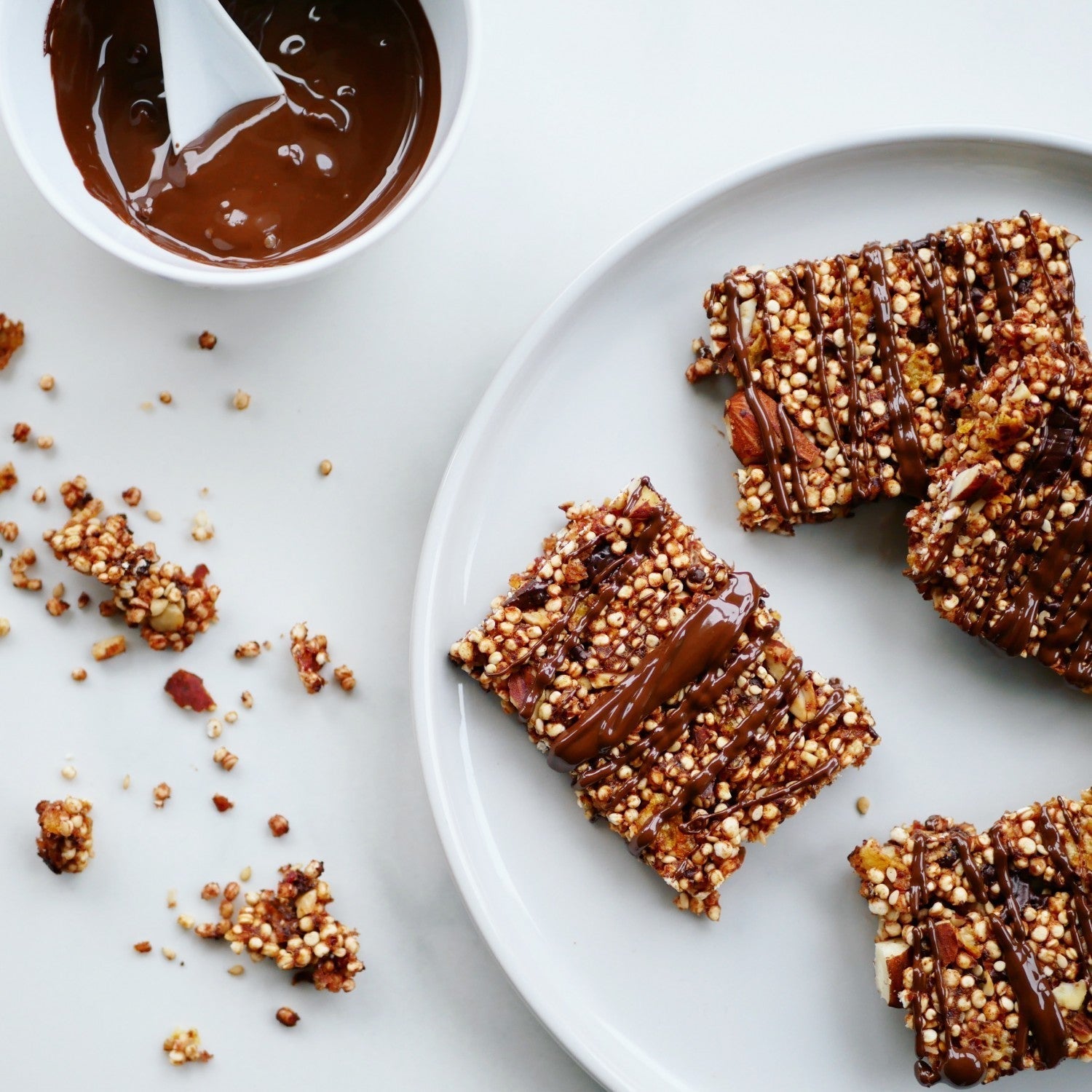 barer med poppet quinoa og chokolade
