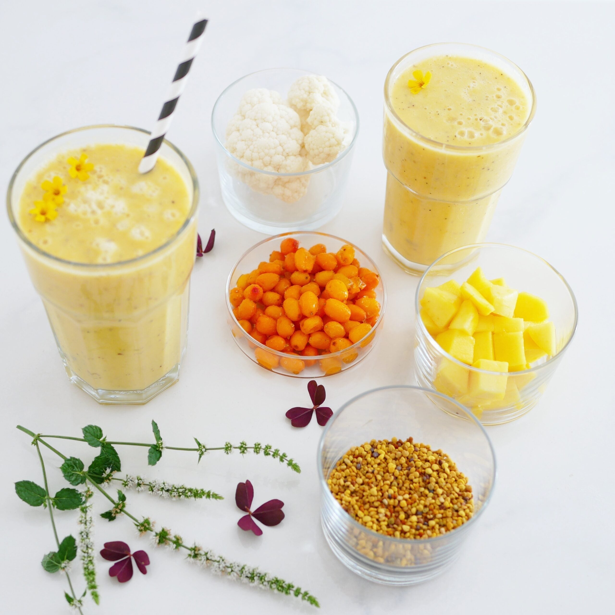 orange og gule grøntsager og smoothies i glas