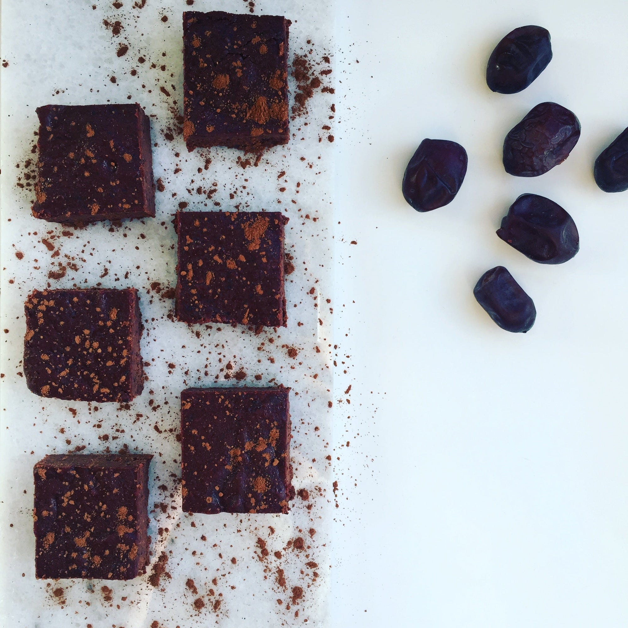 Chokoladebrownie med rødbede og dadler
