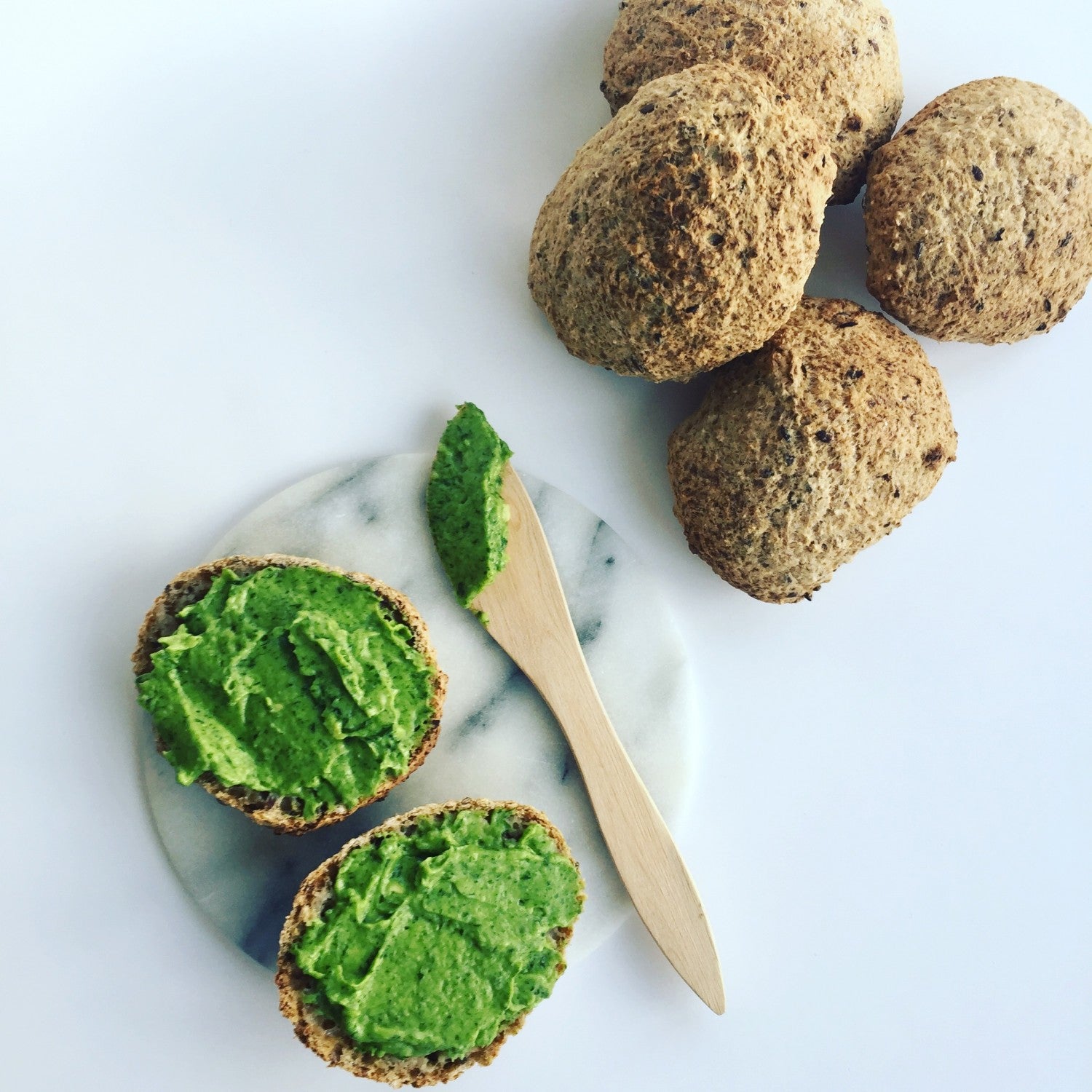 Glutenfrie boller med grøn avokadomos