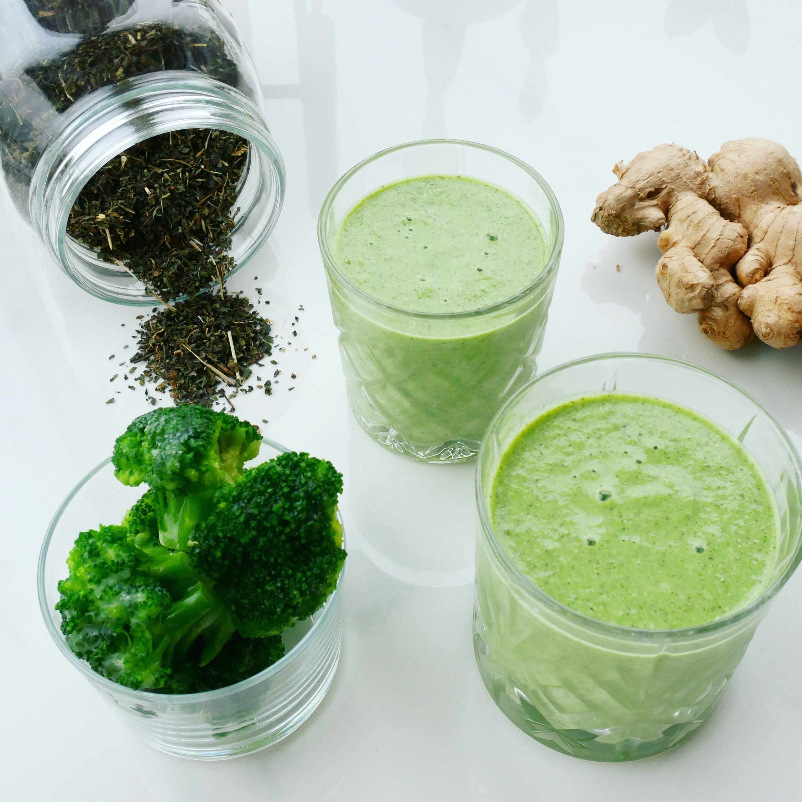 grøn smoothie med broccoli og ingefær