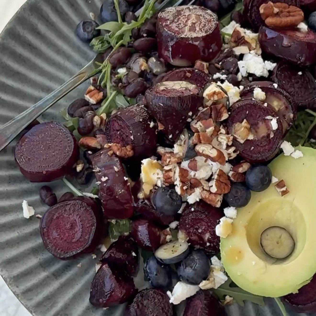 Salat med rødbede, nødder og avokado