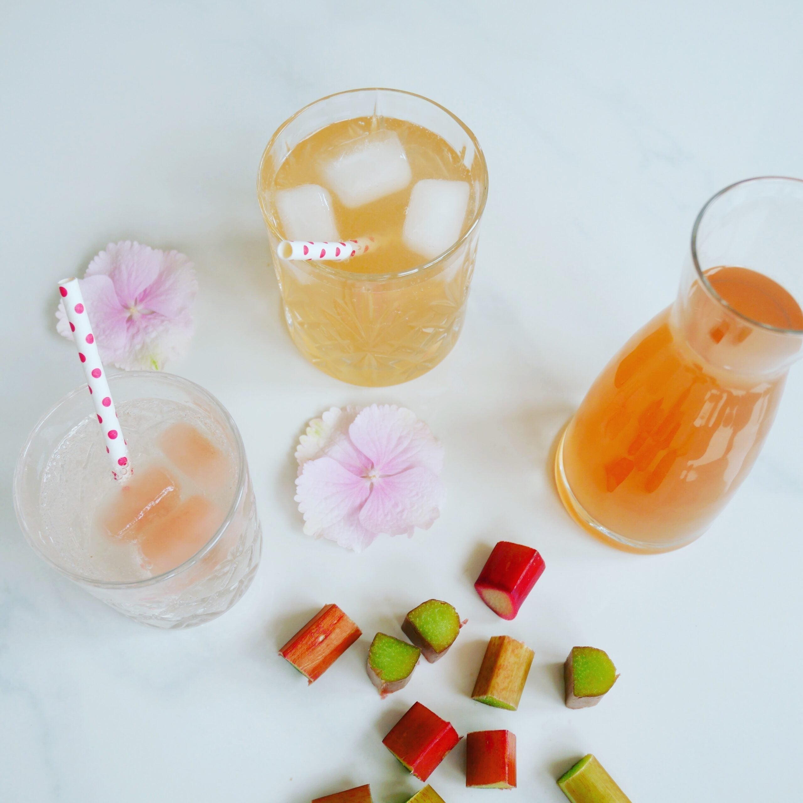 Rabarbersaft i glas med sugerør